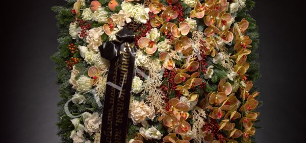 Венки из живых цветов, стандартные, элитные и на заказ